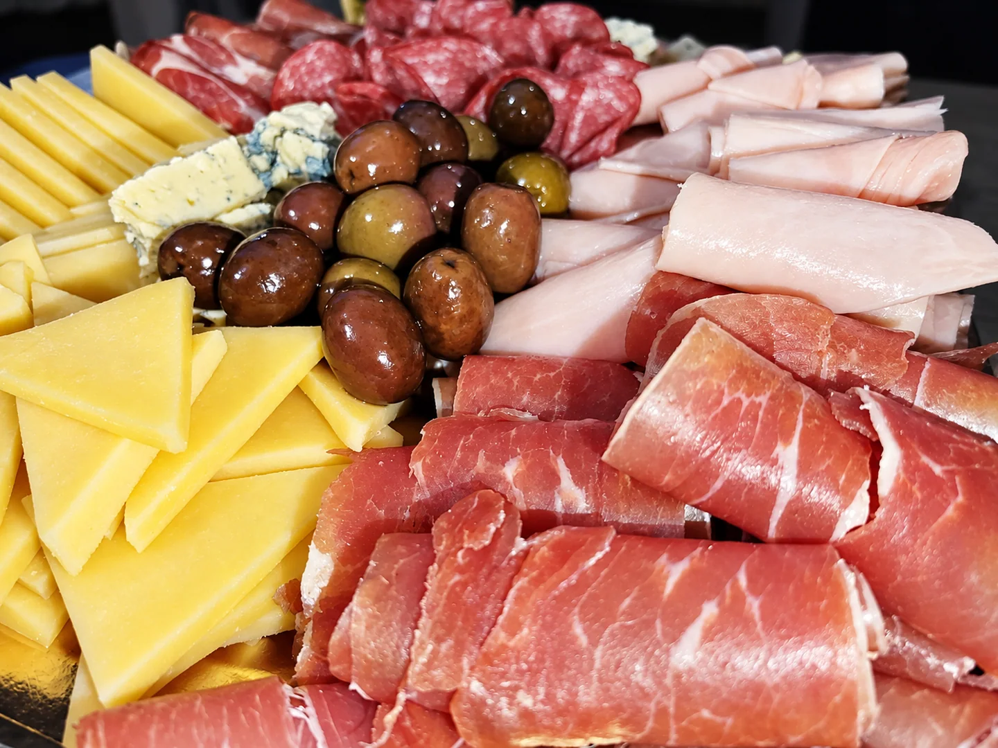 Olivas y fiambres de la picada