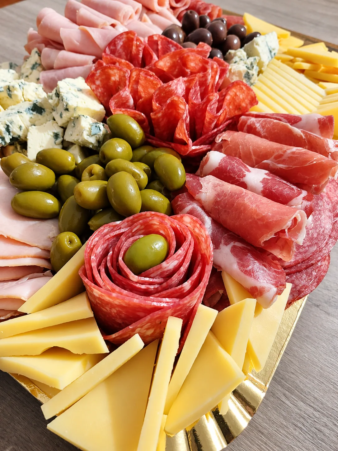 Variedad de fiambres, quesos y olivas